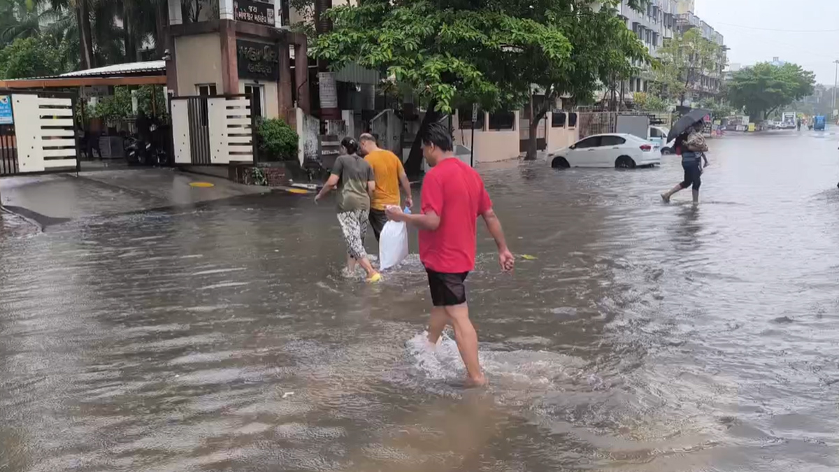surat-heavy-rain-waterlogging-4-30-june-26