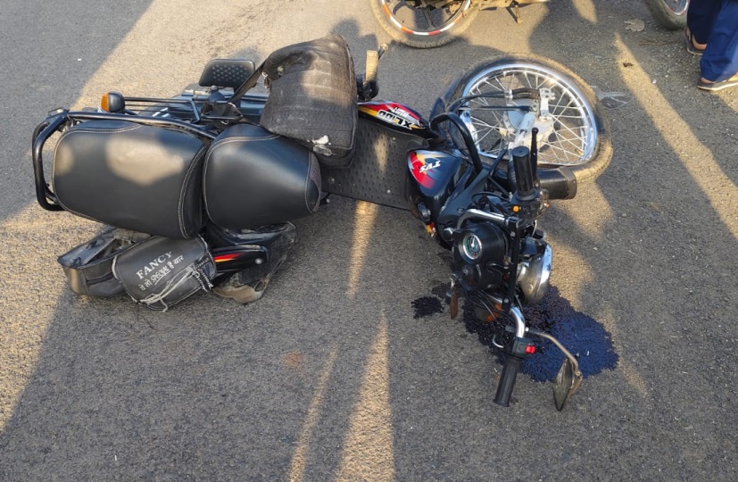 हादसे में बुजुर्ग की मोपेड भी क्षतिग्रस्त हो गई। moped damaged 85696