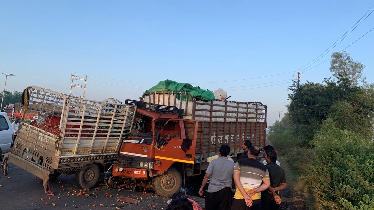 दोनो वाहन आमने-सामने इस तरह टकराए। MT PV colided 215