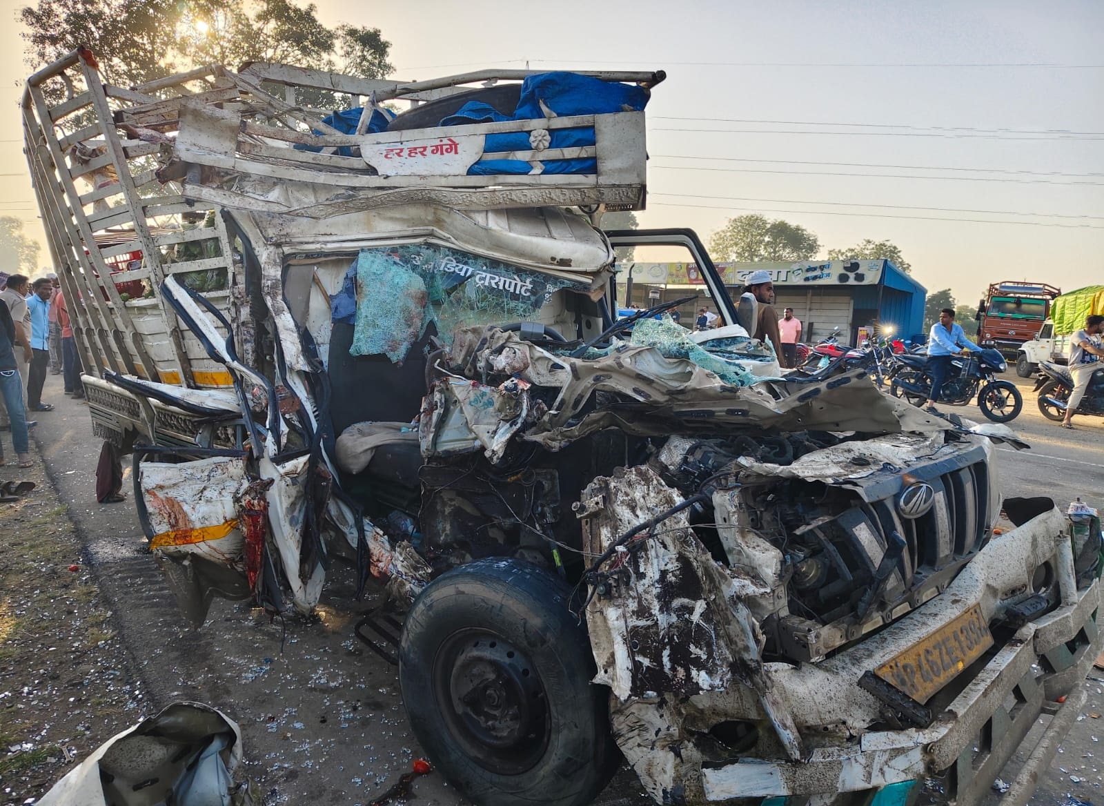 पिकअप वाहन के उड़े परखच्चे। pickup damaged 21563