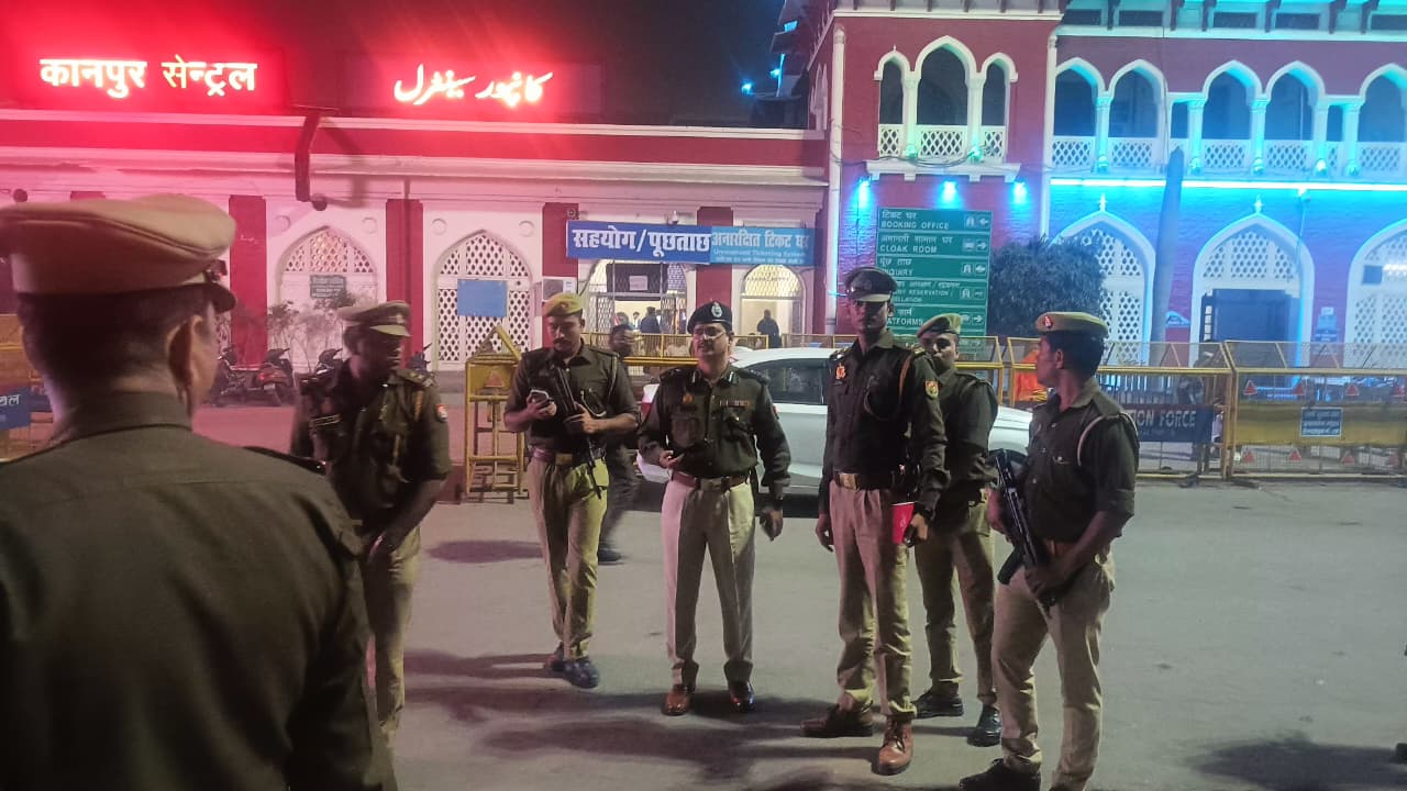 Delhi blast kanpur Police commissioner in Railway station WhatsApp Image 2025-11-10 at 20.29.36