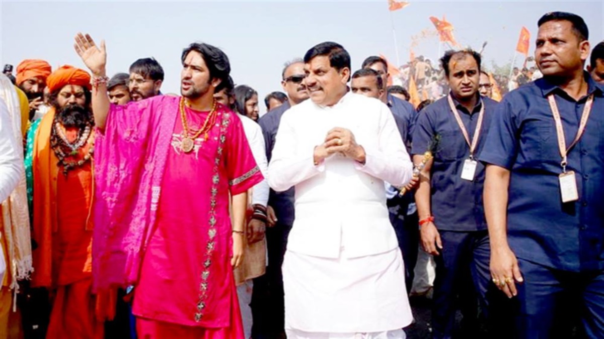 CM and dheerendra shashtri 215659