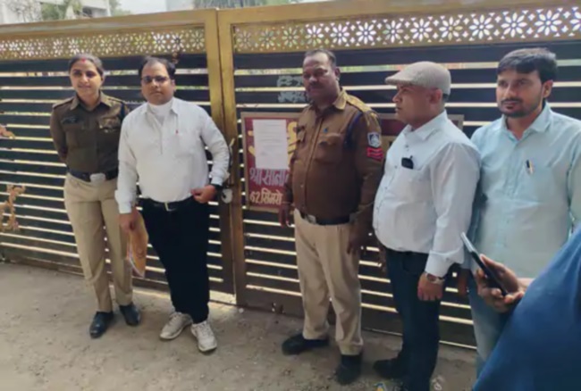 MHOW garden seal 2154784