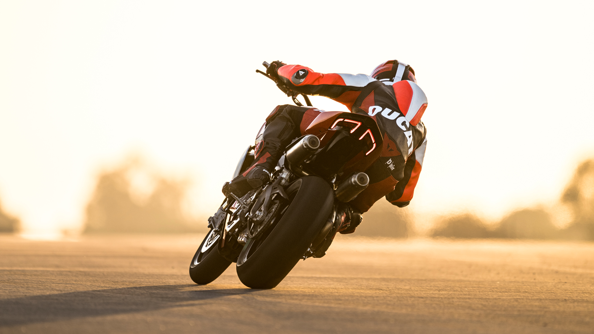 Ducati-Streetfighter-V2-V2S-overview-mosaic-gallery-1920x1080-06