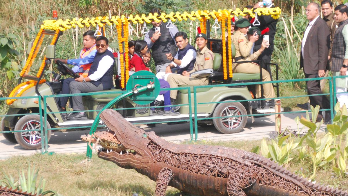 सेक्टर-94 स्थित जंगल ट्रेल पार्क का उद्घाटन होने के बाद ई-कार्ट में बैठकर पार्क का अवलोकन करजे विधायक पंकज सिंह। जागरण Noida Park