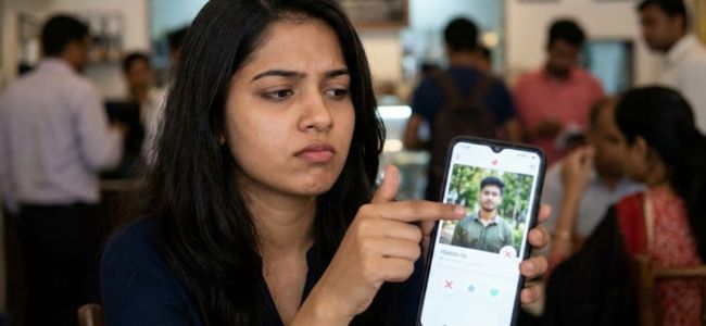 Why Women Swipe Right On Dating Apps