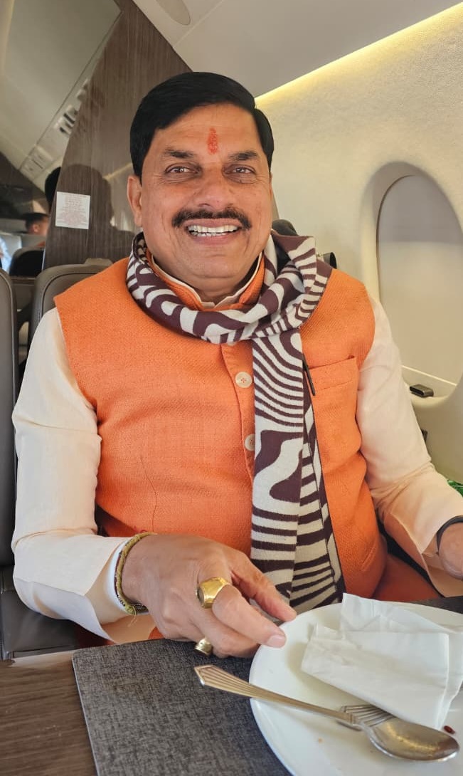 CM Mohan in plane 21564