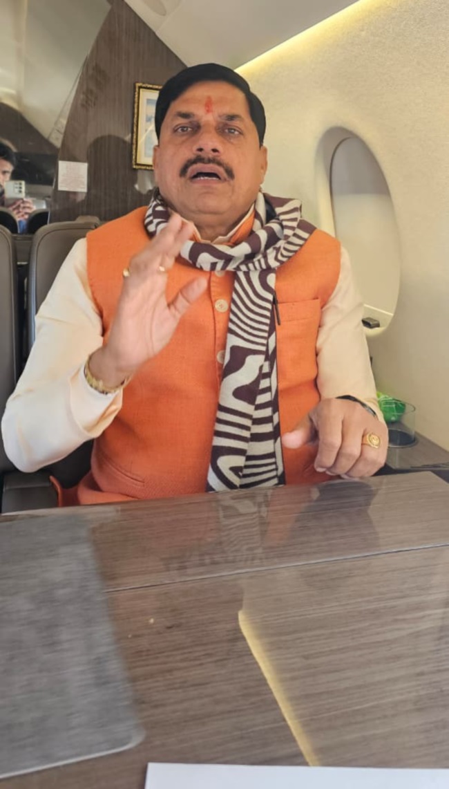 CM Mohan in plane 21565