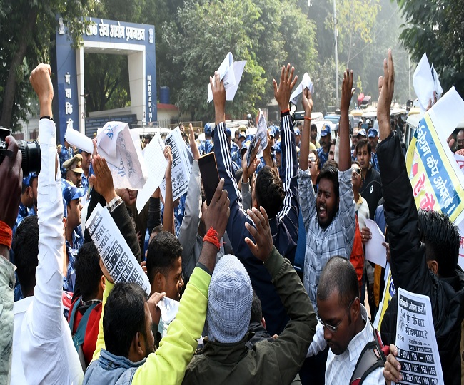 protest at UPPSC Prayagraj