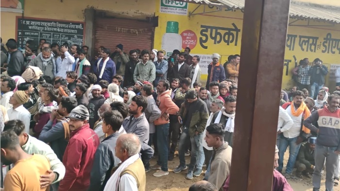 rtlam farmer in queue for urea 2154