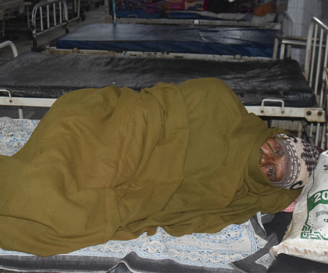 Patients at JLNMCH Bhagalpur in the cold weather2