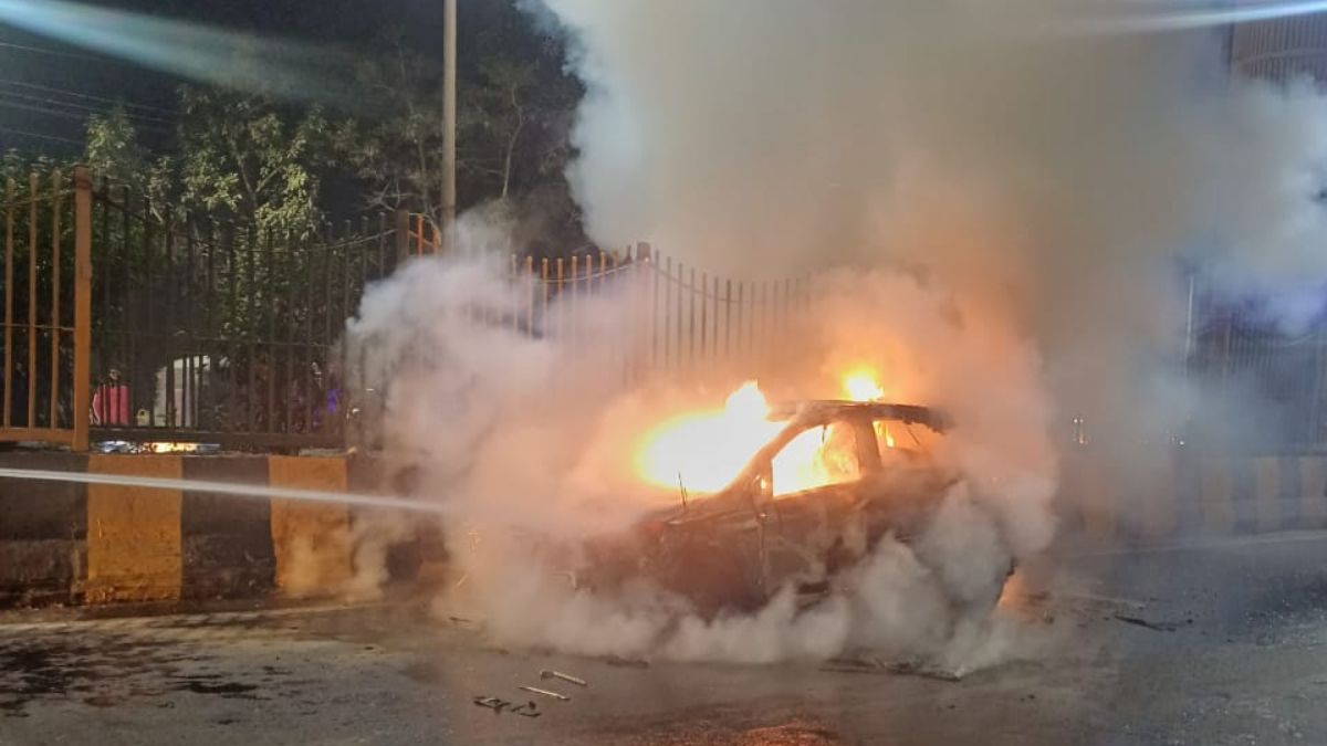 noida-sec-15-car-firea