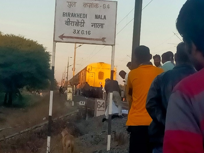 dewas two youth died R 2157