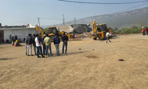 ktni buldozer on house 5153