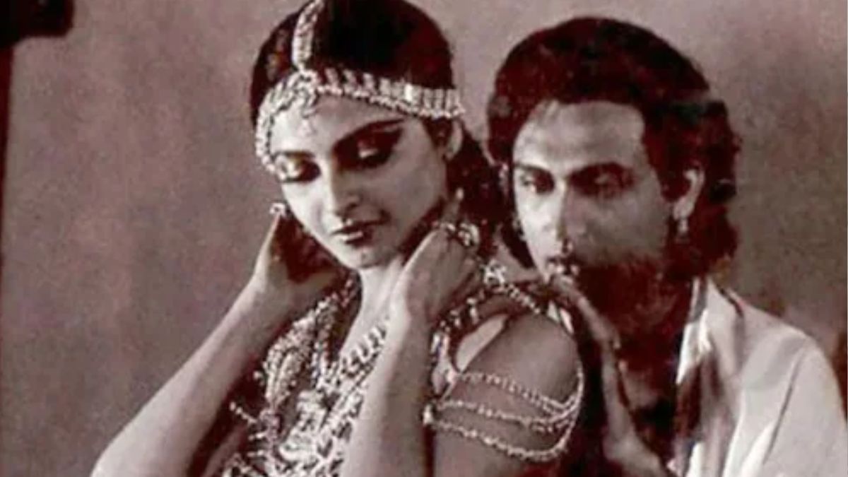 REKHAINTIMATESCENE (1)