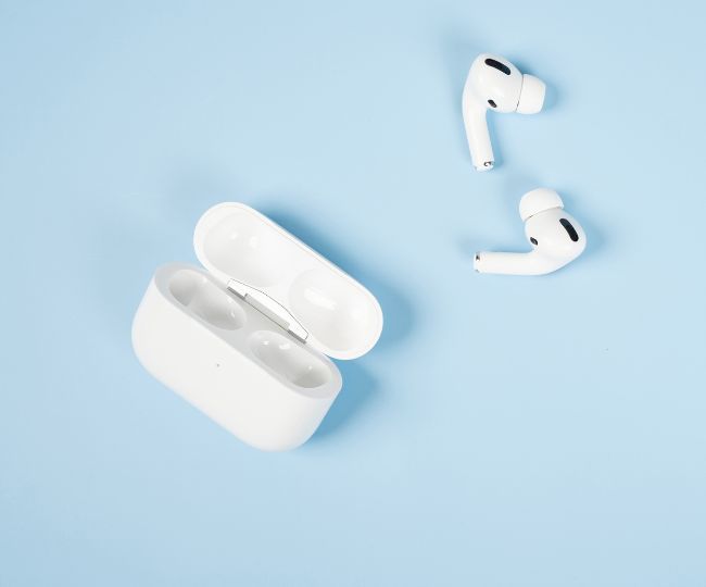 Keep the earphones clean