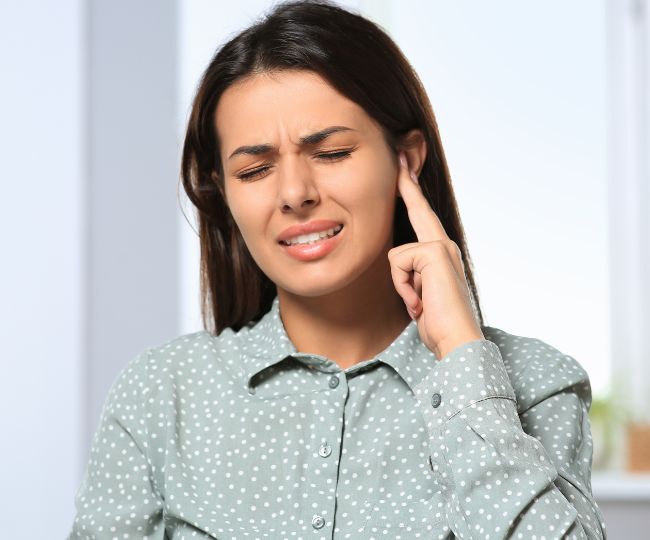 Pain and heaviness in the ear from earphones