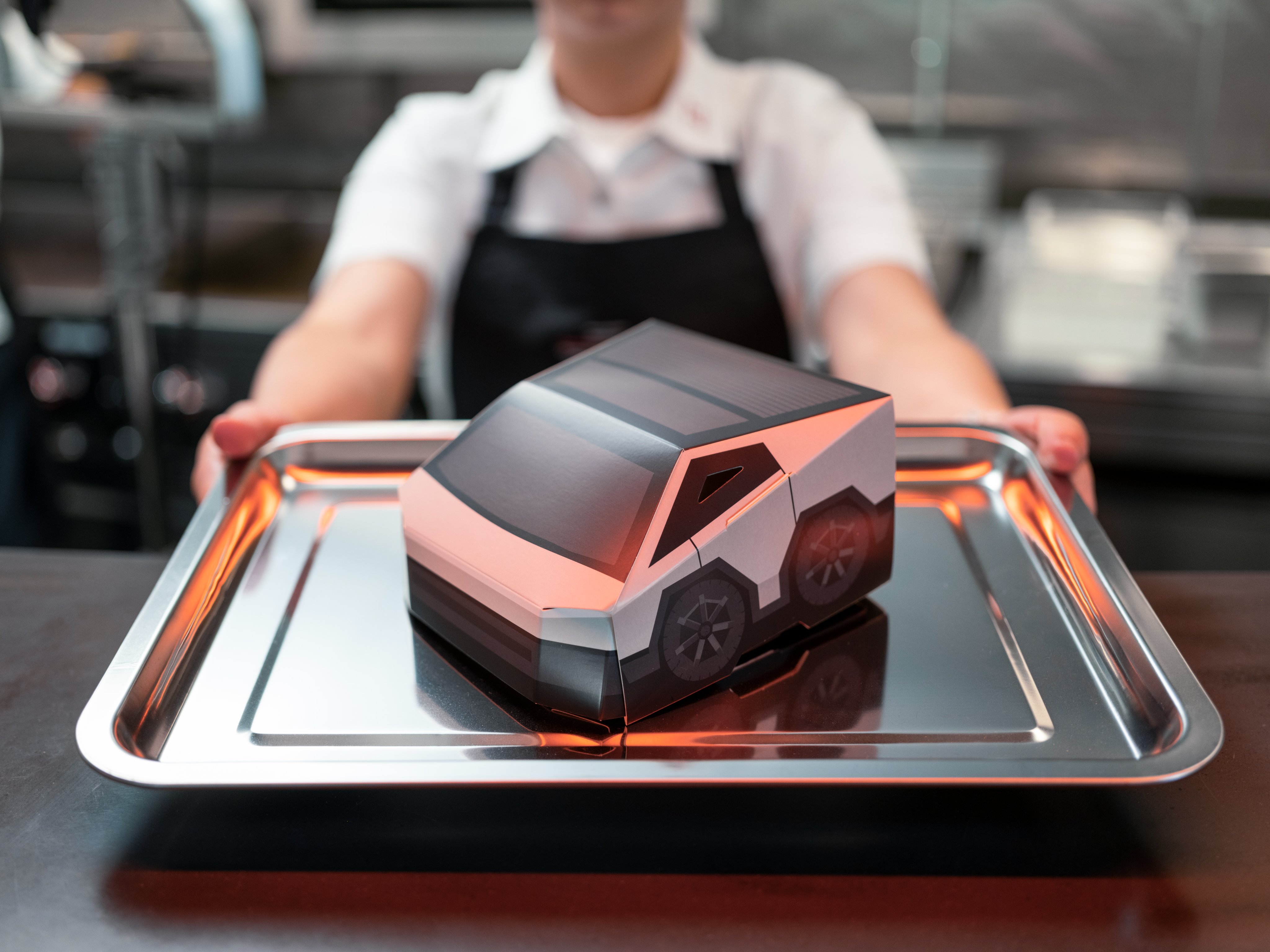 Tesla Diner G9cLqbDXAAASyAJ