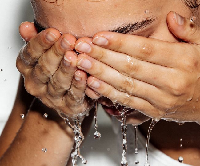 Wash eyes with cold water