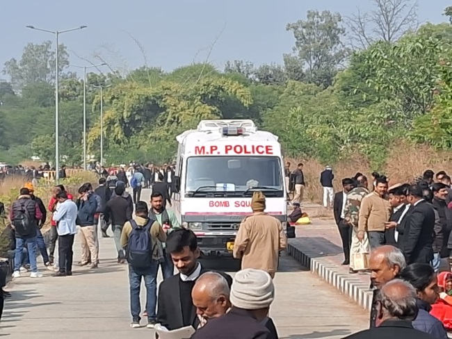 रीवा जिला न्यायालय को बम से उड़ाने की धमकी से मचा हड़कंप, परिसर खाली कराया, सुरक्षा एजेंसियां अलर्ट - rewa district court bomb threat rdx email sparks alert