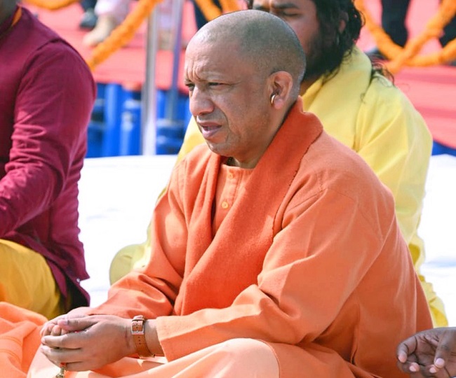 cm yogi in prayagra ganga pujan