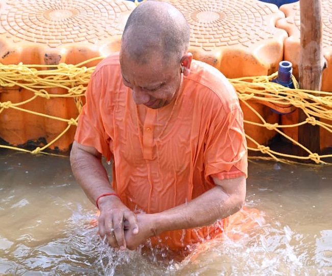 cm yogi prayagraj sangam snan