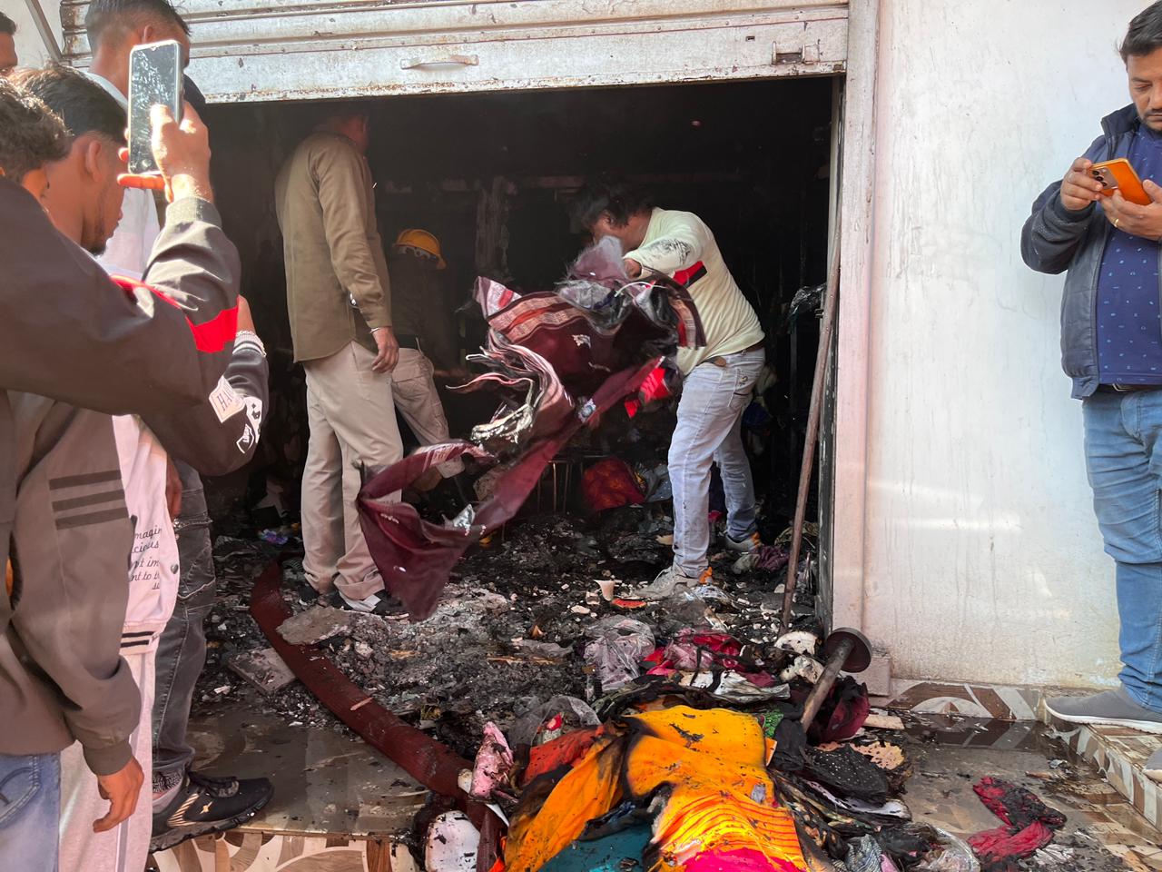 चक्रधरपुर : बनारसी पैलेस में भीषण आग, लाखों की साड़ियां राख