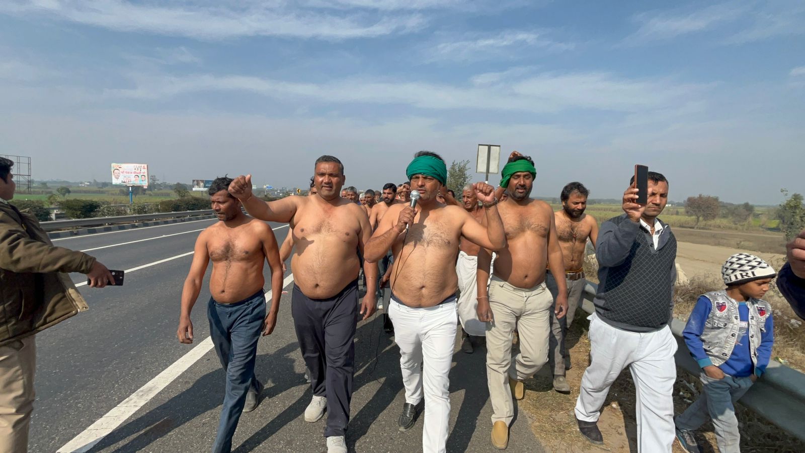 दिल्ली-मेरठ एक्सप्रेस-वे पर किसानों का अर्धनग्न प्रदर्शन, 18 गांव के लोगों  ने दी चुनाव के बहिष्कार की चेतावनी - farmers protest dme seminaked march in  modinagar ...