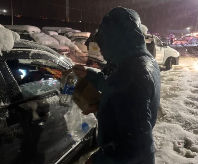 Manali Snowfall traffic