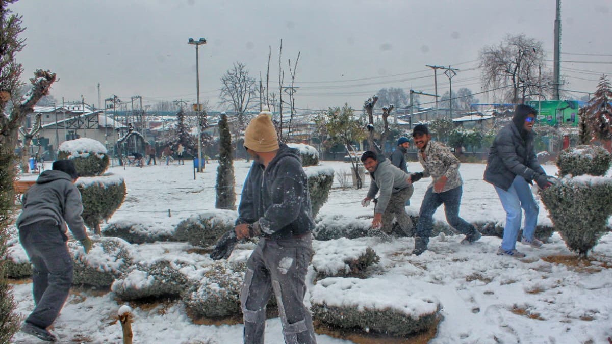 Srinagar snowfall tourist