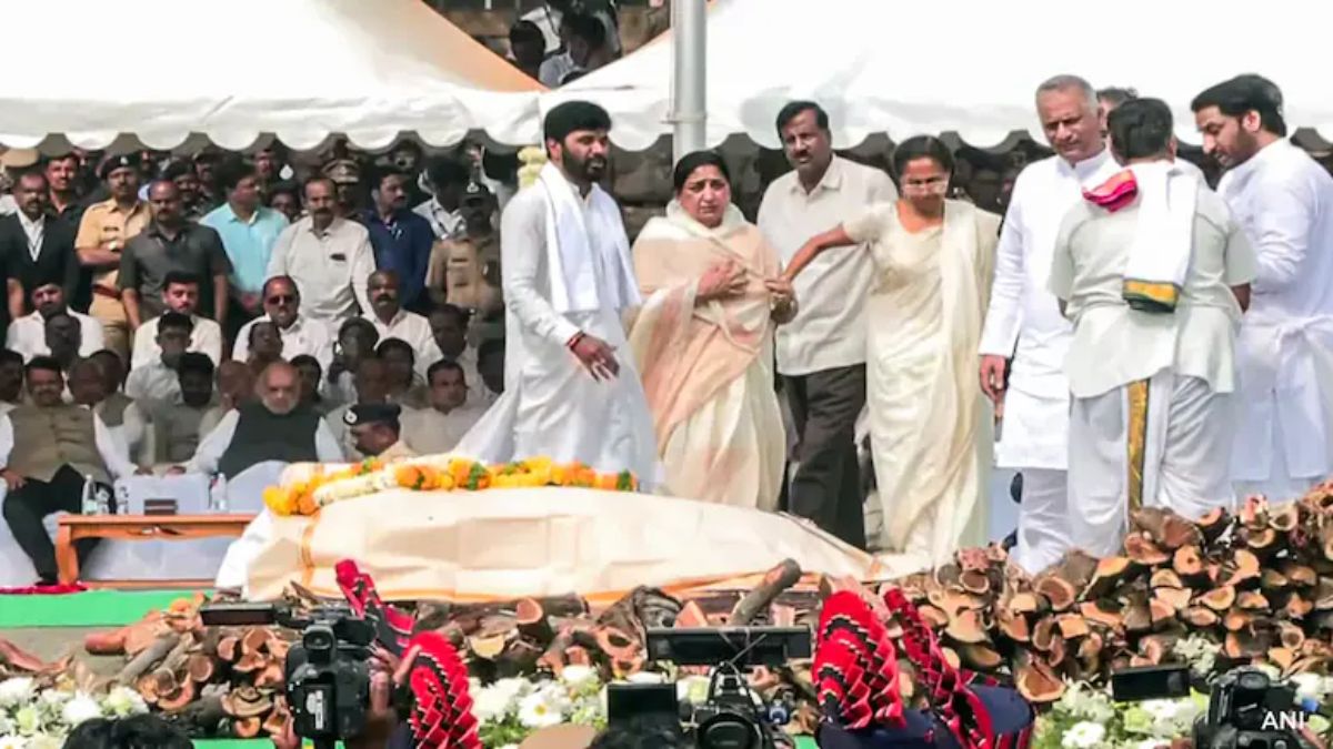 Supriya Sule hold Ajit Pawar wife Sunetra hand (1)