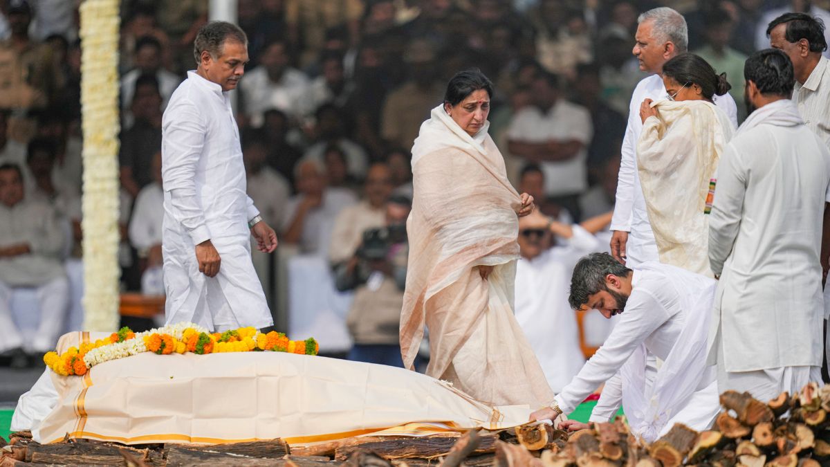 Supriya Sule hold Ajit Pawar wife Sunetra hand (2)