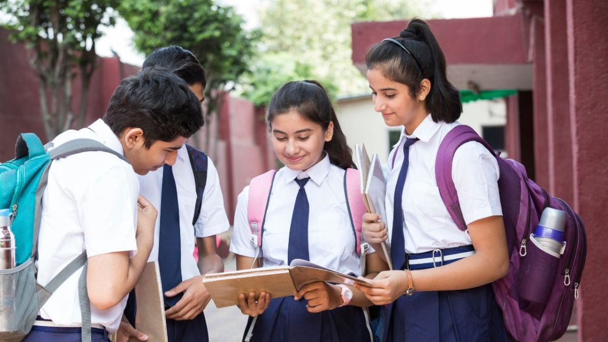 હાઈકોર્ટે ખાનગી શાળા (Private School) ઓને ફી નિયમન સમિતિઓ રચવા માટેના નોટિફિકેશન પર રોક લગાવવાનો ઇનકાર કર્યો