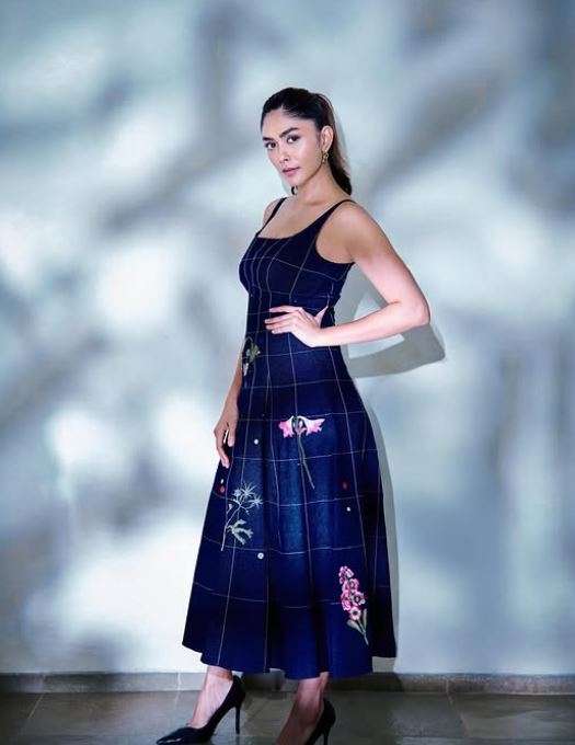 Mrunal Thakur Ex