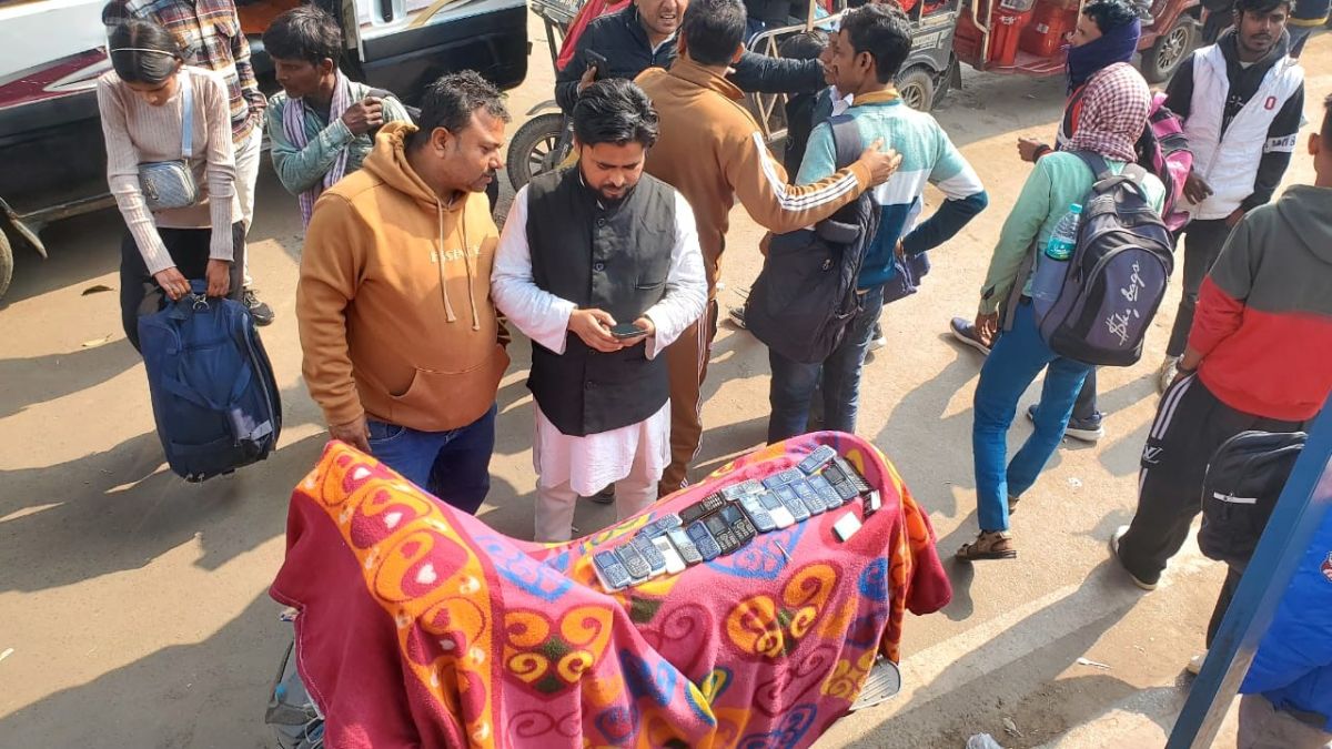 आनंद विहार बस अड्डे के पास बिना बिल बिक रहे मोबाइल, IMEI ट्रेसिंग भी बेअसर; बढ़  सकता है साइबर क्राइम - anand vihar illegal mobile sales fuel cybercrime  risk in delhi