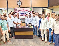 मध्य प्रदेश के बड़वानी जिले में स्थित दुर्गा खांडसारी शुगर मिल में जुटे किसान 