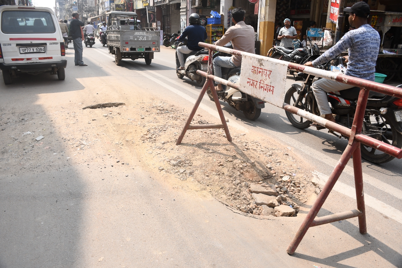 कानपुर में ये क्या हो रहा, सड़क, नाला, फुटपाथ और धंस रहे मकान, लोगों में  दहशत - kanpur road collapse p road brahmanagar road footpath sinking shops  shut