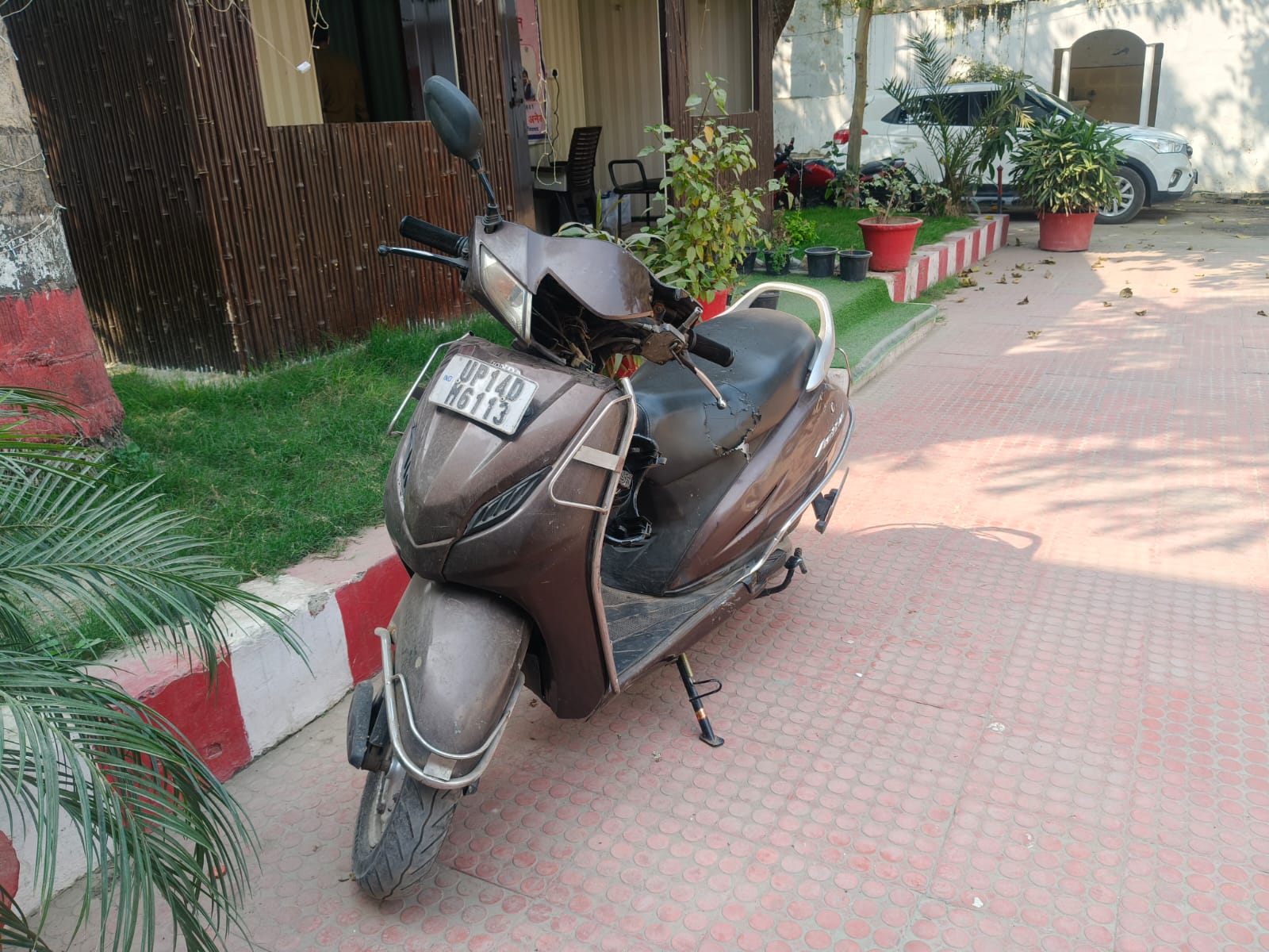 गाजियाबाद में स्कूटी सवार कारोबारी की नाले में गिरकर मौत, मंदिर जाते समय  हुआ हादसा - ghaziabad businessman dies after scooty falls into drain