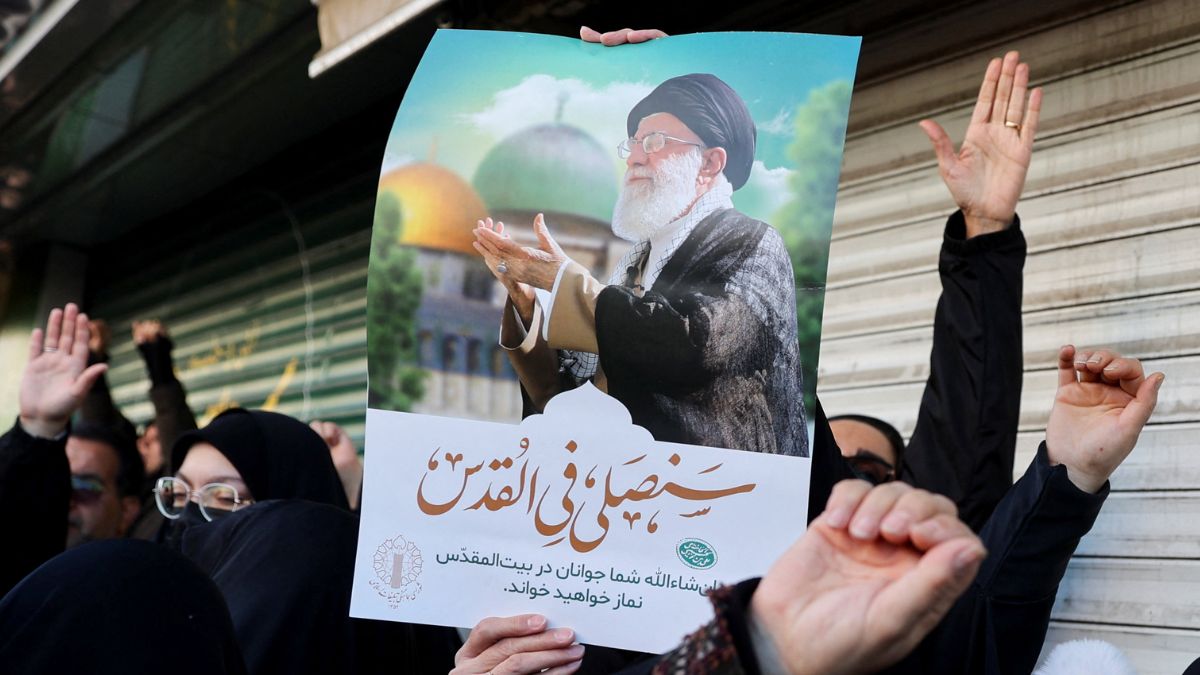 खामेनेई की मौत के बाद ईरान में भारी उथल-पुथल, सड़कों पर उतरे जश्न और मातम  में डूबे लोग - iran divided celebrations and mourning after iran supreme  leader ali khamenei