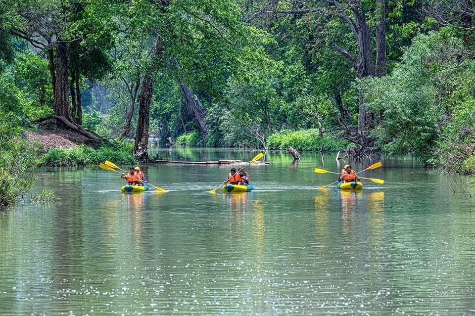 फोटो: बस्तर जिले के धुड़मारास में कांगेर नाले की शांत धारा पर कयाकिंग करते पर्यटक