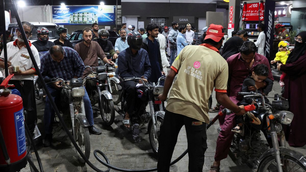 Oil Crisis in Pakistan Petrol price hike (1)