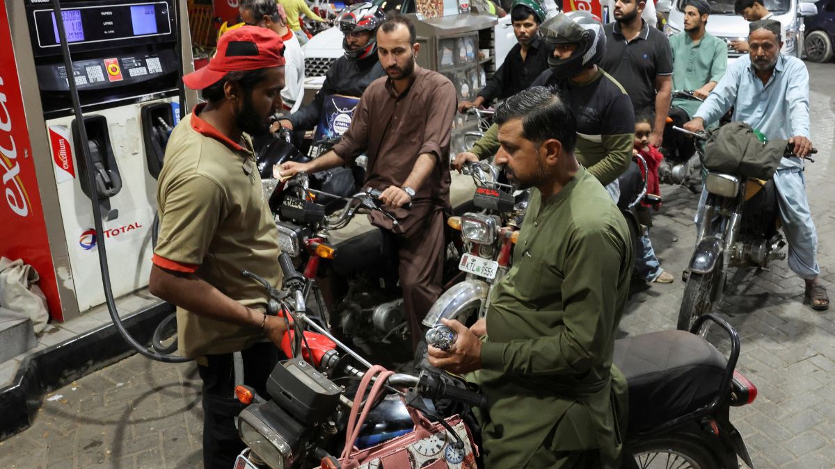 Oil Crisis in Pakistan Petrol price hike (2)