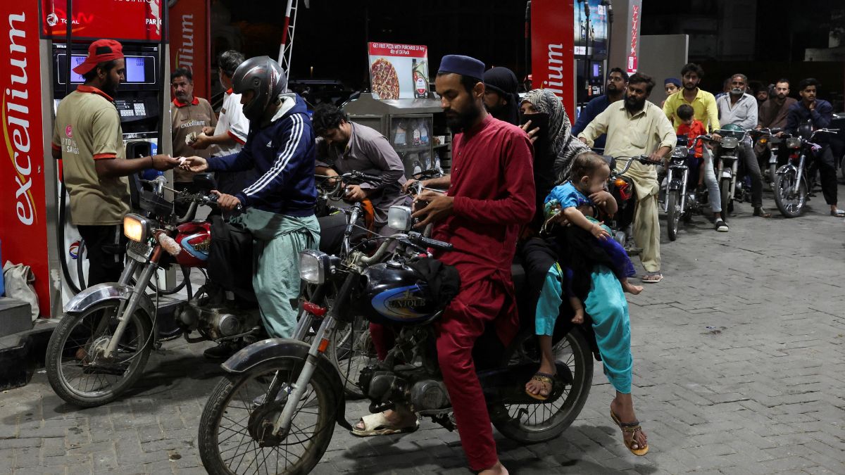 Oil Crisis in Pakistan Petrol price hike (3)
