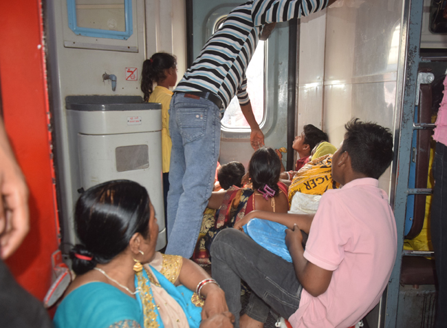 Bhagalpur Vikramshila Express Overcrowding Post Holi2