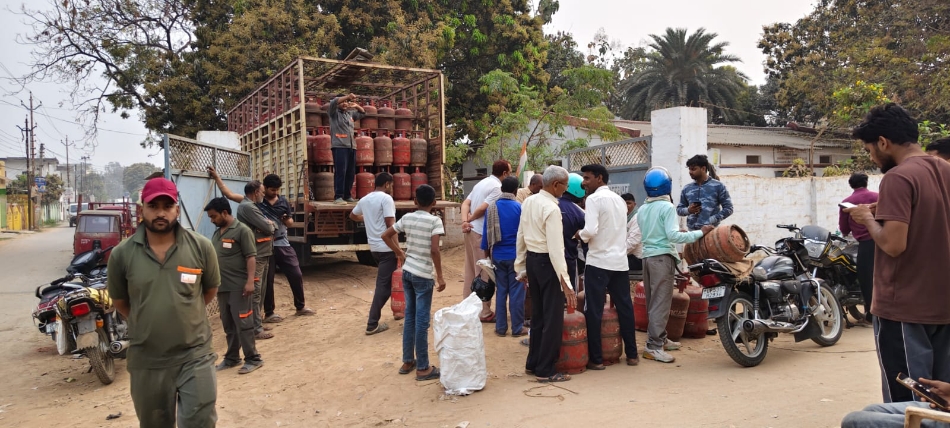 गोरखपुर में रसोई गैस सिलेंडर की आपूर्ति में 20 प्रतिशत कटौती, गोदाम पर  पहुंचने लगे हैं ग्राहक - gorakhpur gas cylinder shortage 20 percentage  supply cut implemented