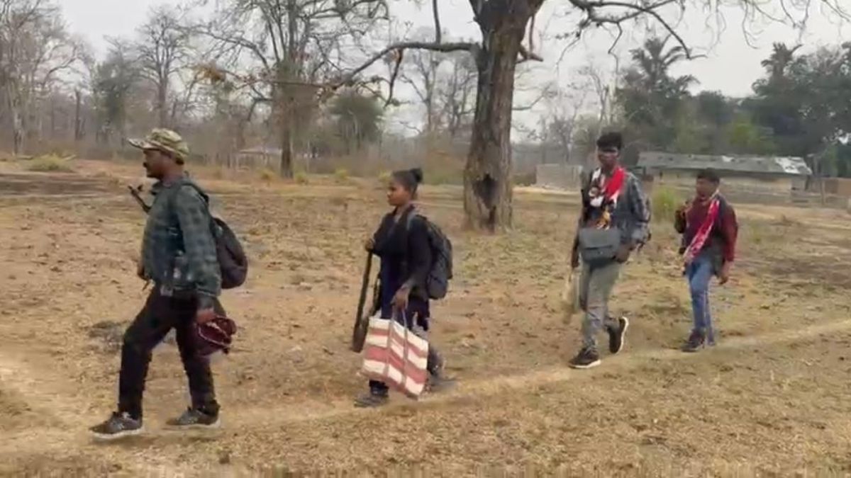 सुकमा में माओवाद का अंत, 25 लाख रुपये के इनामी पापाराव समेत 17 माओवादियों ने  किया आत्मसमर्पण - chhattisgarh end of maoism in sukma district paparao  suurender with 17 other maoists ...