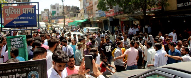 protest outside AG thana 21596