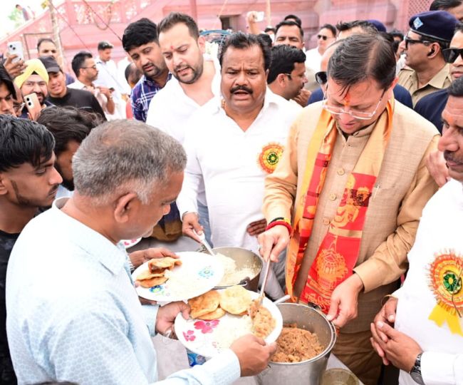 CM Dhami distribute prasad