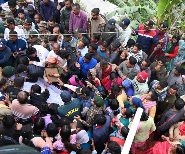 peple give tribute to martyr vikas
