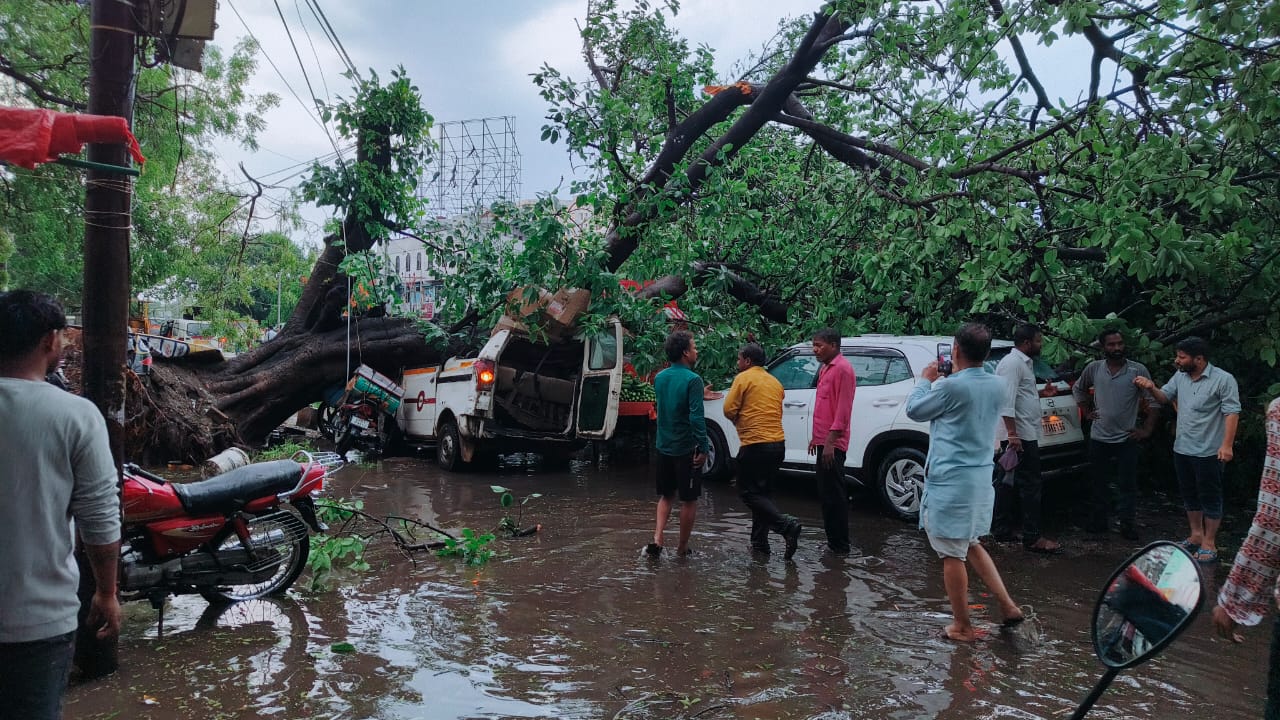 Kanpur storm news WhatsApp Image 2026-04-04 at 17.21.39